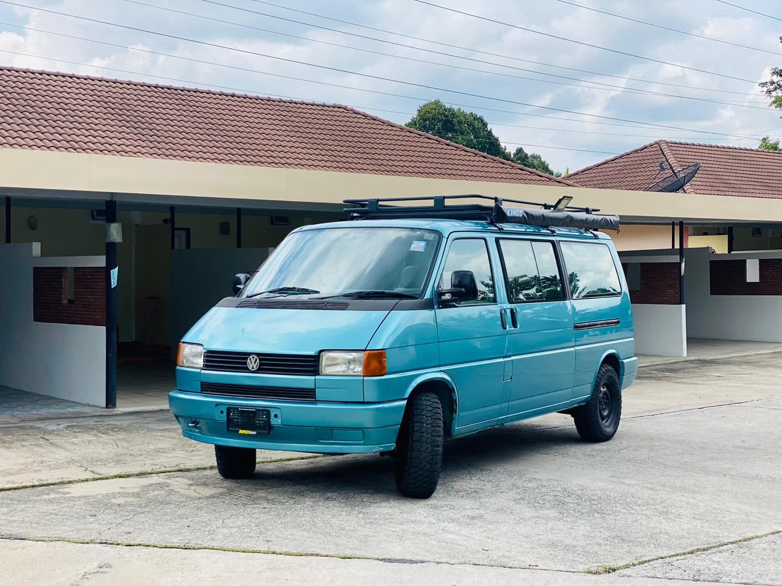 https://storage.googleapis.com/static_assets_iconicimports/dev_static/images/car_catalog/blue_vw_1.jpg