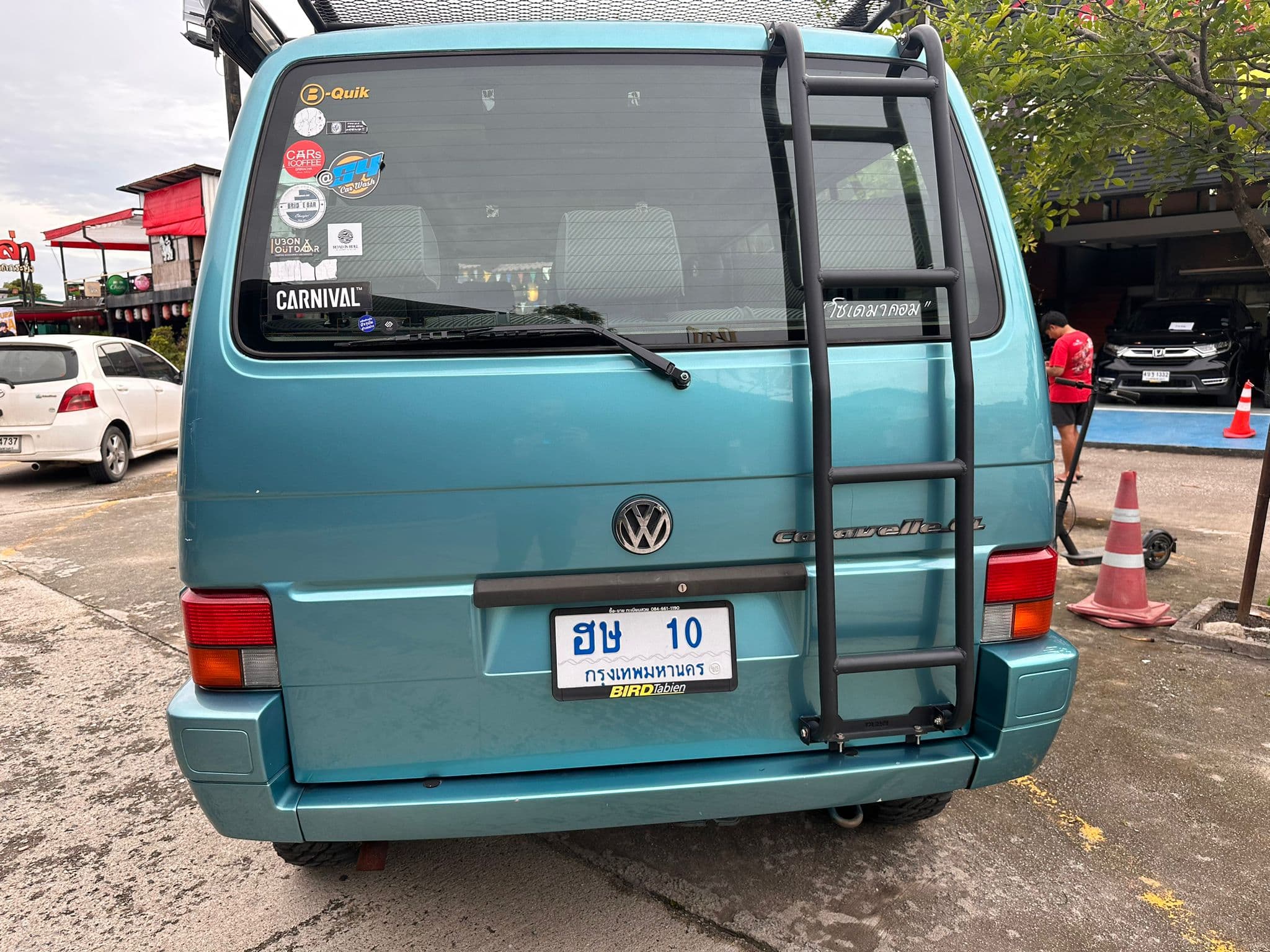https://storage.googleapis.com/static_assets_iconicimports/dev_static/images/car_catalog/blue_vw_3.jpg